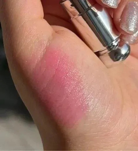 بالم لب توت فرنگی آوزی مدل طرح دیور رنگ صورتی ملیح، مرطوب کننده و آبرسان ۲۴ ساعته، رفع خشکی پوست لب، قابل استفاده قبل و بعد از رژ لب
